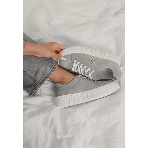 Szare Sneakersy Vices na Grubej Tłoczonej Podeszwie ze Sznurowaniem i Metaliczną Ozdobą Ulfedi ze sklepu born2be.pl w kategorii Buty sportowe damskie - zdjęcie 180368866