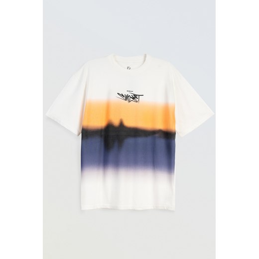 Kremowy t-shirt z autorską grafiką z przodu, rozmiar - 146, kolor - kremowy ze sklepu REPORTER w kategorii T-shirty chłopięce - zdjęcie 180379446