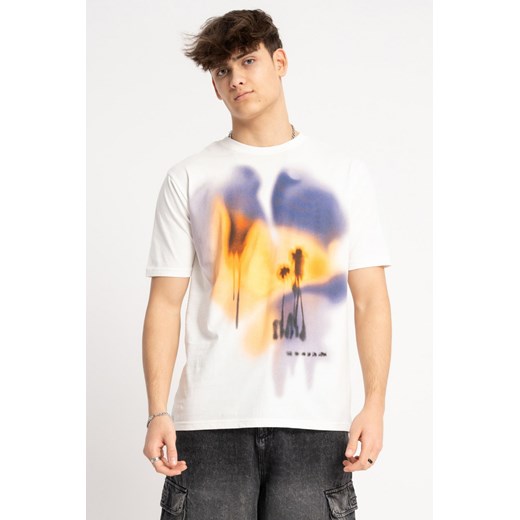 Kremowy t-shirt z autorską grafiką z przodu, rozmiar - 140, kolor - kremowy ze sklepu REPORTER w kategorii T-shirty chłopięce - zdjęcie 180379467