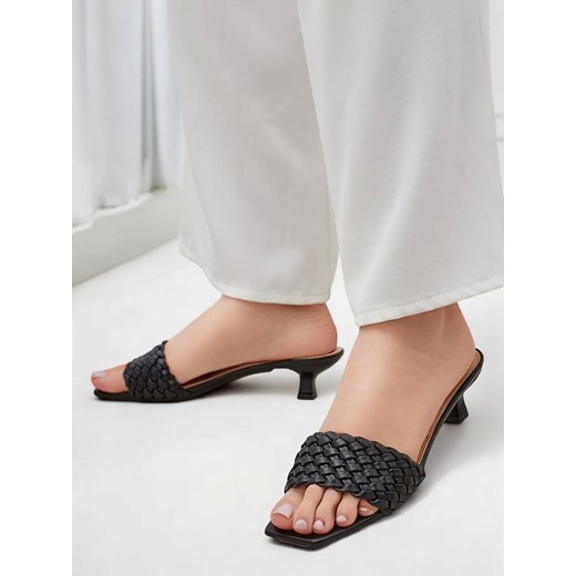 Royalfashion Plecione klapki na niskim obcasie Sipenos ze sklepu royalfashion.pl w kategorii Klapki damskie - zdjęcie 180388246