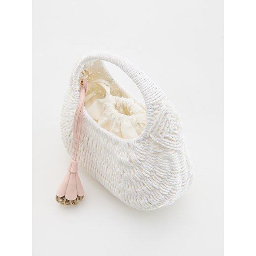 Reserved - Pleciona torebka z zawieszką - biały Reserved ONE SIZE Reserved