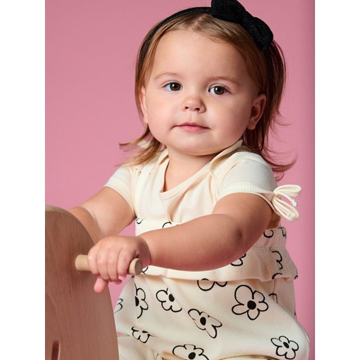 Sinsay - Kombinezon na ramiączkach w kwiaty - kremowy Sinsay 68 Sinsay