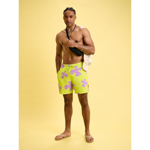 Cropp - Szorty kąpielowe z motywem serii SpongeBob Kanciastoporty - zielony ze sklepu Cropp w kategorii Kąpielówki - zdjęcie 180427346