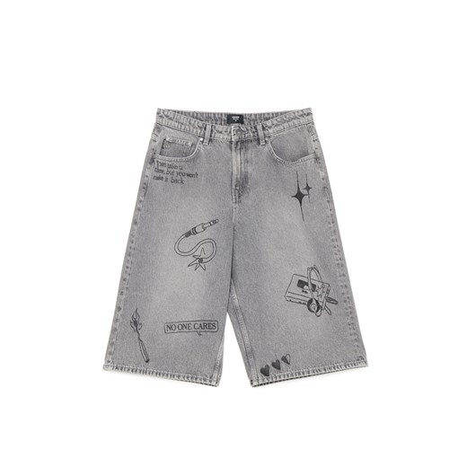 Cropp - Jeansowe szorty skater z efektem sprania - szary ze sklepu Cropp w kategorii Spodenki męskie - zdjęcie 180427435