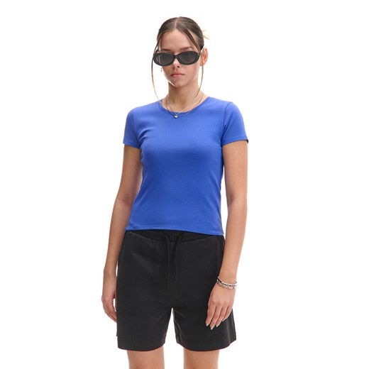 Cropp - Niebieska dopasowana koszulka basic - niebieski ze sklepu Cropp w kategorii Bluzki damskie - zdjęcie 180429755