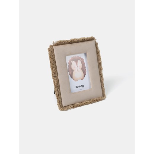 Sinsay - Ramka na zdjęcia wykończona frędzlami - beżowy Sinsay One Size Sinsay