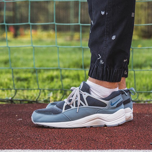 SNEAKERS MĘSKIE NIKE AIR HUARACHE LIGHT 306127 040 sneakerstudio-pl zielony skóra