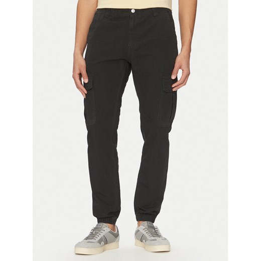 Tommy Jeans Joggery Ryan DM0DM20284 Czarny Regular Fit ze sklepu MODIVO w kategorii Spodnie męskie - zdjęcie 181036626