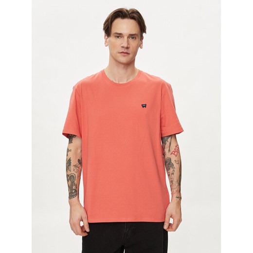 Wrangler T-Shirt Sign Off 112350437 Czerwony Regular Fit ze sklepu MODIVO w kategorii T-shirty męskie - zdjęcie 181079567