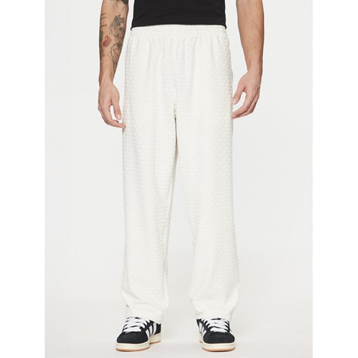 adidas Spodnie dresowe Monogram Track JP4429 Biały Regular Fit ze sklepu MODIVO w kategorii Spodnie męskie - zdjęcie 181080325