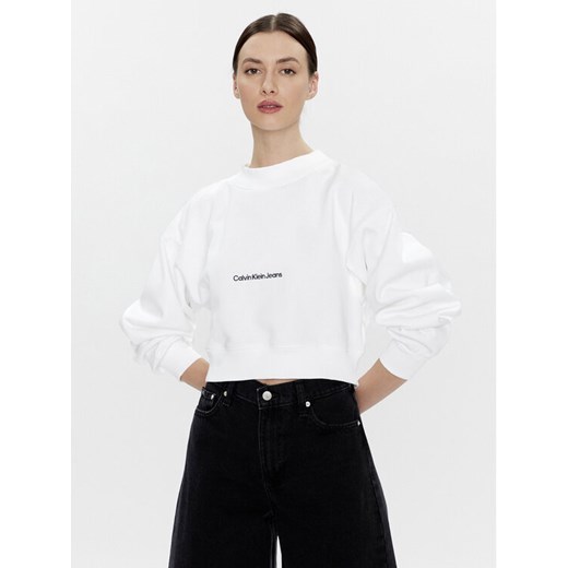 Calvin Klein Jeans Bluza J20J220689 Biały Relaxed Fit ze sklepu MODIVO w kategorii Bluzy damskie - zdjęcie 181083188