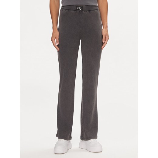 Calvin Klein Jeans Spodnie dresowe J20J223126 Szary Regular Fit ze sklepu MODIVO w kategorii Spodnie damskie - zdjęcie 181101609
