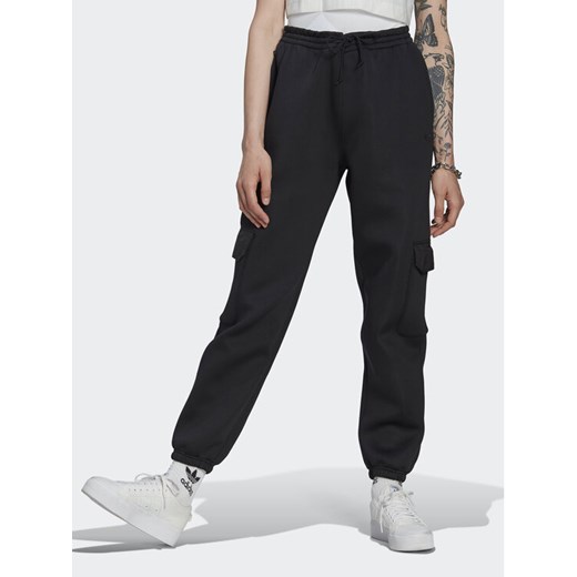 adidas Spodnie dresowe Cargo HM1567 Czarny Regular Fit ze sklepu MODIVO w kategorii Spodnie damskie - zdjęcie 181109487
