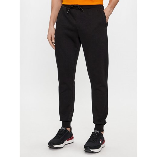 Tommy Hilfiger Spodnie dresowe Flag Logo MW0MW36142 Czarny Relaxed Fit ze sklepu MODIVO w kategorii Spodnie męskie - zdjęcie 181119097
