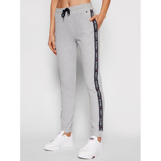 Tommy Hilfiger Spodnie dresowe UW0UW00564 Szary Regular Fit ze sklepu MODIVO w kategorii Spodnie damskie - zdjęcie 181130427