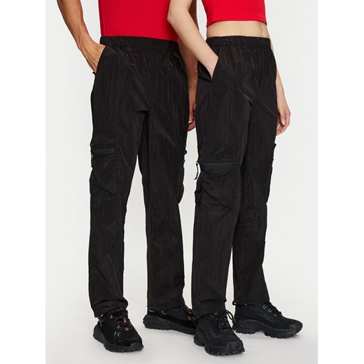 Rains Spodnie materiałowe Kano Pants Regular 19200 Czarny Regular Fit ze sklepu MODIVO w kategorii Spodnie damskie - zdjęcie 181132756