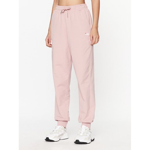 Fila Spodnie dresowe FAW0559 Różowy Relaxed Fit ze sklepu MODIVO w kategorii Spodnie damskie - zdjęcie 181161278