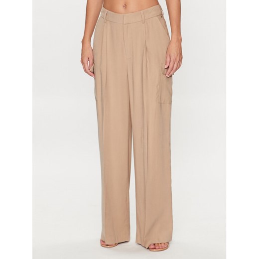 DKNY Spodnie materiałowe P3BKTR20 Beżowy Relaxed Fit ze sklepu MODIVO w kategorii Spodnie damskie - zdjęcie 181205208