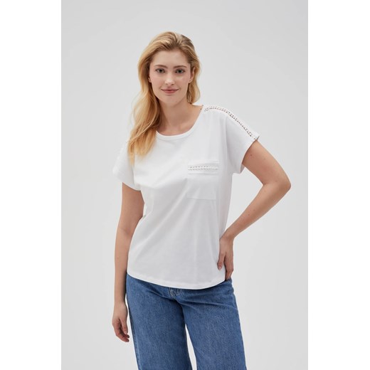 Bawełniany t-shirt z kieszonką biały ze sklepu Moodo.pl w kategorii Bluzki damskie - zdjęcie 181215529