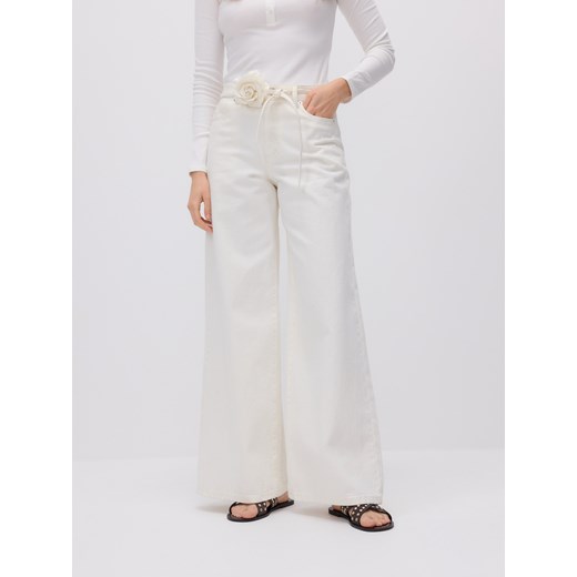Reserved - Jeansy wide leg z ozdobną różą - złamana biel Reserved 44 Reserved