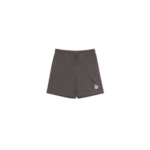 Cropp - Szare szorty z naszywką - szary ze sklepu Cropp w kategorii Spodenki męskie - zdjęcie 181230376