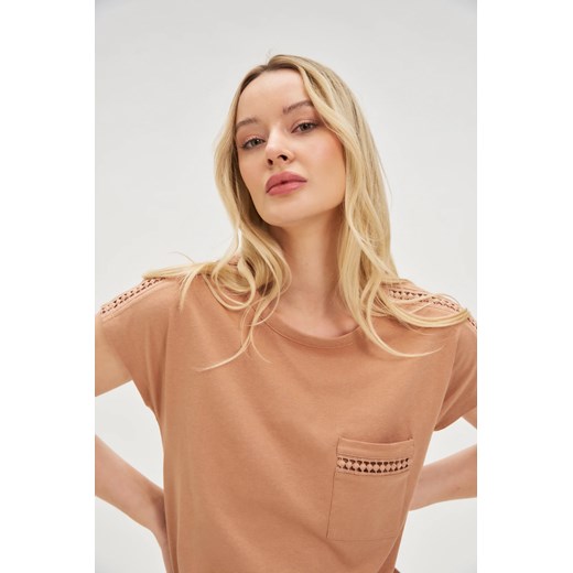 Bawełniany t-shirt z kieszonką brązowy ze sklepu Moodo.pl w kategorii Bluzki damskie - zdjęcie 181235608