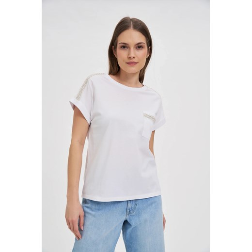 Bawełniany t-shirt ozdobiony koralikami biały ze sklepu Moodo.pl w kategorii Bluzki damskie - zdjęcie 181235639