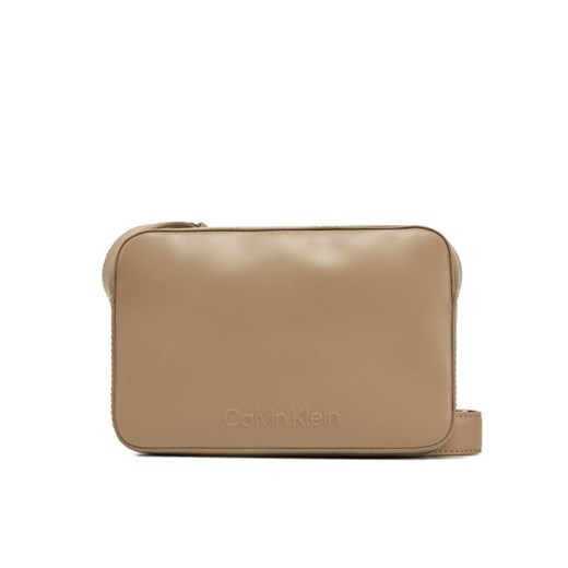 Torebka Calvin Klein Embossed Logo Camera Bag K60K612555 Brązowy ze sklepu eobuwie.pl w kategorii Listonoszki - zdjęcie 181299217