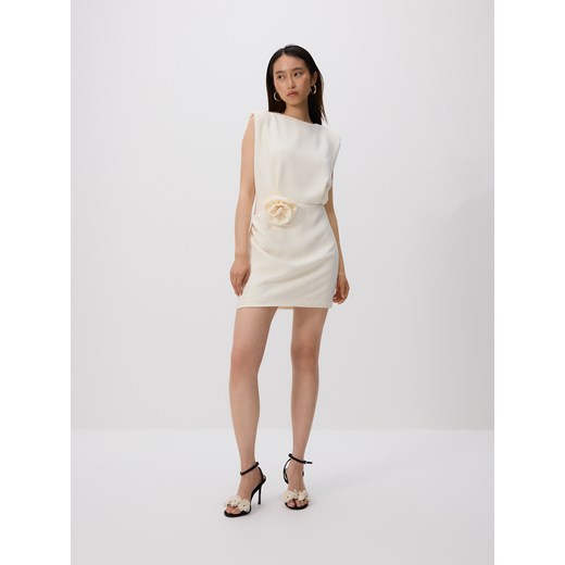Reserved - Sukienka mini z różą - złamana biel Reserved M Reserved