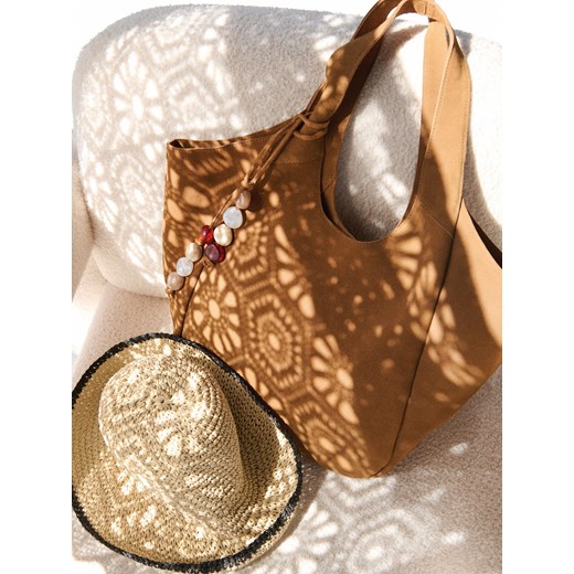 Reserved - Zamszowa torebka shopper z zawieszką - brązowy ze sklepu Reserved w kategorii Torby letnie - zdjęcie 181914367