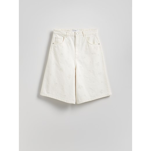 Reserved - Jeansowe szorty z haftem - złamana biel Reserved 42 Reserved