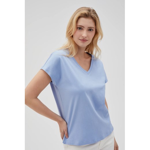 Bawełniny t-shirt z dekoltem w serek niebieski ze sklepu Moodo.pl w kategorii Bluzki damskie - zdjęcie 181919686