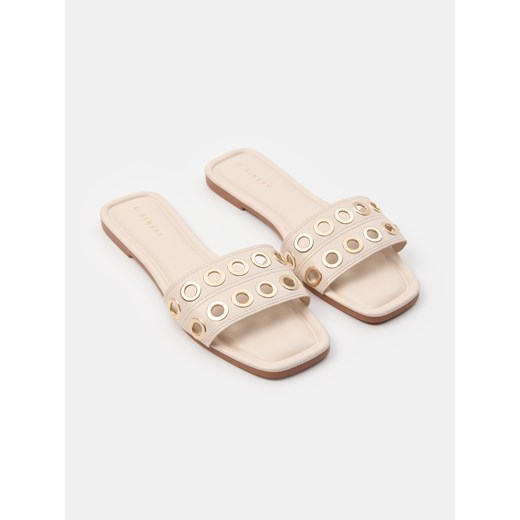 Sinsay - Klapki z metalowymi elementami - kremowy Sinsay 38 Sinsay