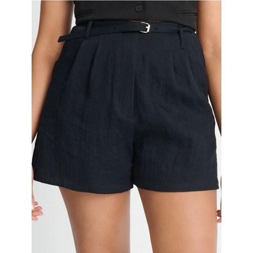 Sinsay - Szorty w stylu smart casual z paskiem - czarny ze sklepu Sinsay w kategorii Szorty - zdjęcie 181930186