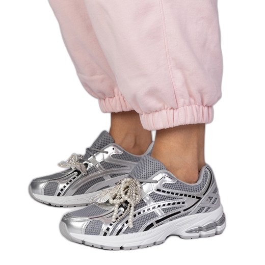 Srebrne sneakersy z odpinanymi ozdobami srebrny ze sklepu ButyModne.pl w kategorii Buty sportowe damskie - zdjęcie 181955239