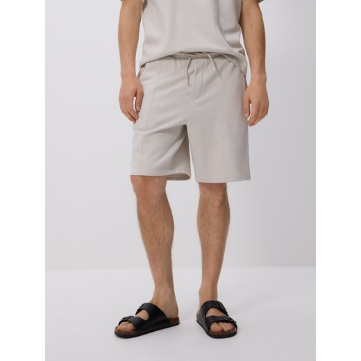 Reserved - Szorty jogger regular fit - złamana biel ze sklepu Reserved w kategorii Spodenki męskie - zdjęcie 181966507