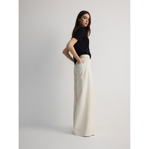 Reserved - Jeansy wide leg z zakładkami - kremowy ze sklepu Reserved w kategorii Jeansy damskie - zdjęcie 181967526