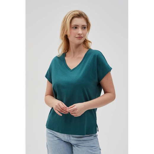 Bawełniny t-shirt z dekoltem w serek zielony ze sklepu Moodo.pl w kategorii Bluzki damskie - zdjęcie 181983125