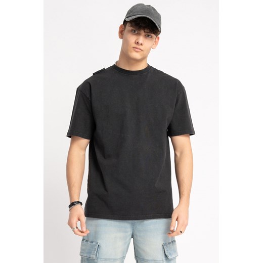 Ciemnoszary t-shirt z efektem sprania i minimalistyczną naszywką, rozmiar - 170, kolor - ciemny szary ze sklepu REPORTER w kategorii T-shirty chłopięce - zdjęcie 182002745