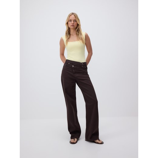 Reserved - Jeansy wide leg z asymetrycznym zapięciem - brązowy ze sklepu Reserved w kategorii Jeansy damskie - zdjęcie 182018076