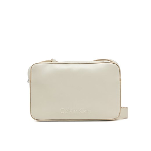 Torebka Calvin Klein Embossed Logo Camera Bag K60K612555 Beżowy ze sklepu eobuwie.pl w kategorii Listonoszki - zdjęcie 182026215