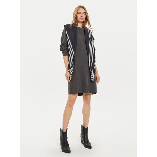 Chusta Tommy Hilfiger Naval Square AW0AW16651 Granatowy ze sklepu eobuwie.pl w kategorii Szaliki i chusty damskie - zdjęcie 182033938