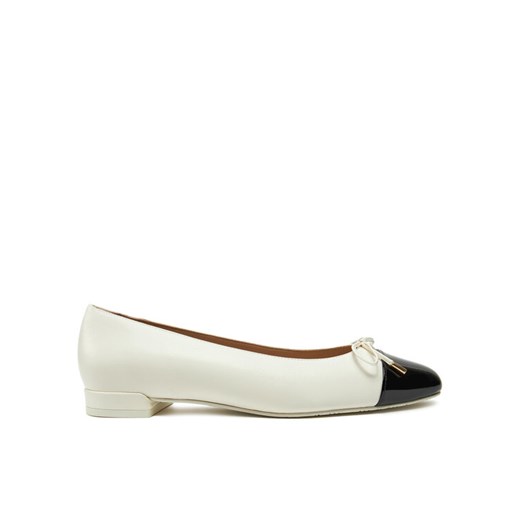 Baleriny Stuart Weitzman Sleek Bow Flat SG888 Écru ze sklepu eobuwie.pl w kategorii Balerinki - zdjęcie 182041436