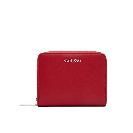 Mały Portfel Damski Calvin Klein Ck Must Medium Zip Around Wallet K60K611937 Czerwony ze sklepu eobuwie.pl w kategorii Portfele damskie - zdjęcie 182047629