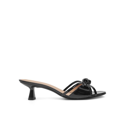 Klapki Stuart Weitzman Felicyty Solide SK118 Czarny ze sklepu eobuwie.pl w kategorii Klapki damskie - zdjęcie 182057177