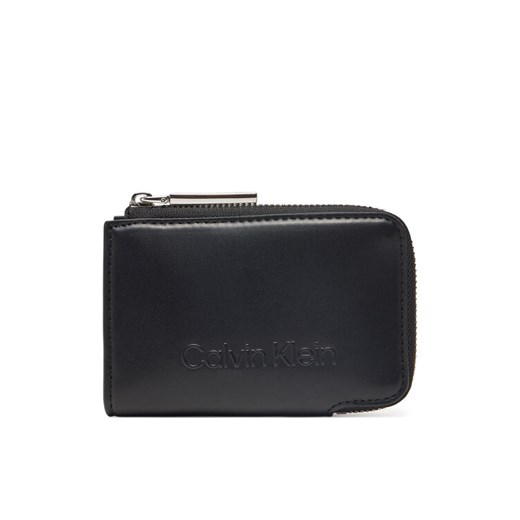 Portfel damski Calvin Klein Embossed Logo Zip Cardholder K60K613157 Czarny ze sklepu eobuwie.pl w kategorii Portfele damskie - zdjęcie 182066545