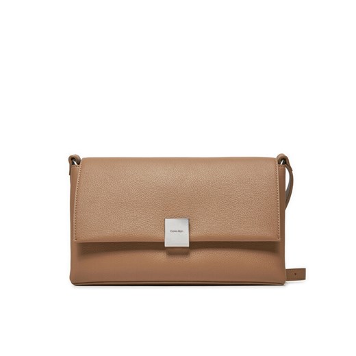 Torebka Calvin Klein Ck Plaque Medium Shoulder Bag K60K612783 Brązowy ze sklepu eobuwie.pl w kategorii Torebki damskie - zdjęcie 182074846
