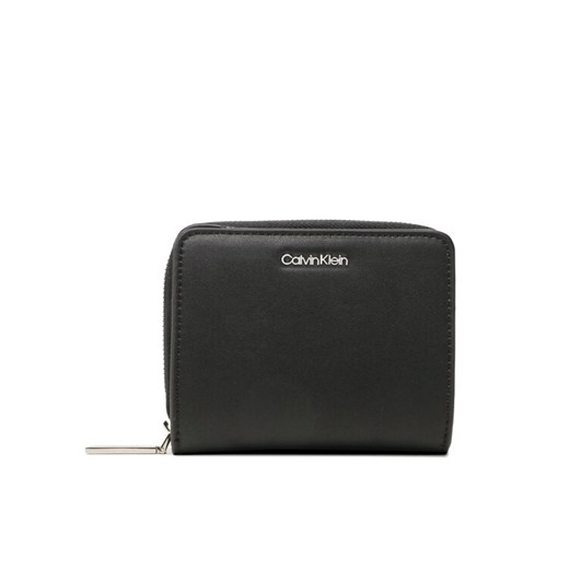Mały Portfel Damski Calvin Klein Ck Must Z/A Walle W/Flap Md K60K610300 Czarny ze sklepu eobuwie.pl w kategorii Portfele damskie - zdjęcie 182075457
