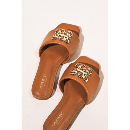 Klapki Nine West SMRL393663-02 Beżowy ze sklepu eobuwie.pl w kategorii Klapki damskie - zdjęcie 182076716