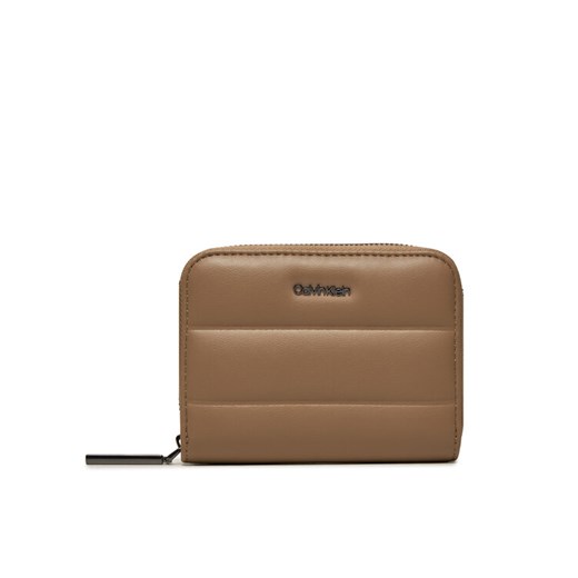 Mały Portfel Damski Calvin Klein Line Quilt Medium Zip Around K60K612201 Brązowy ze sklepu eobuwie.pl w kategorii Portfele damskie - zdjęcie 182088849